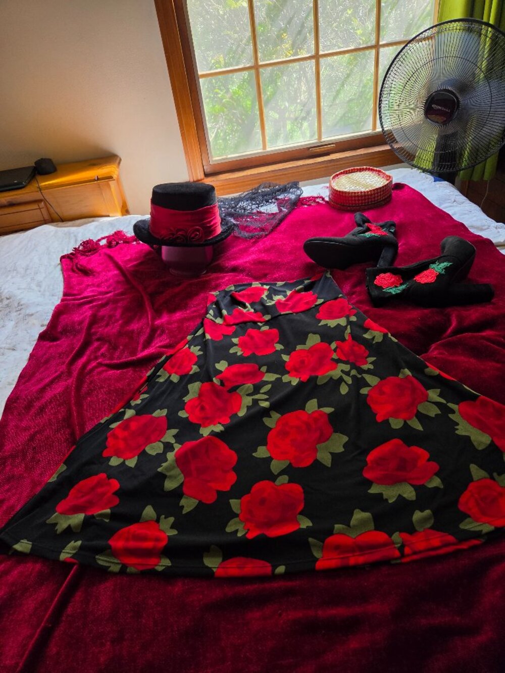 LOVELY FOR THE ROSES KNEE LENGTH SKIRT SZ S - Picture 4 of 4